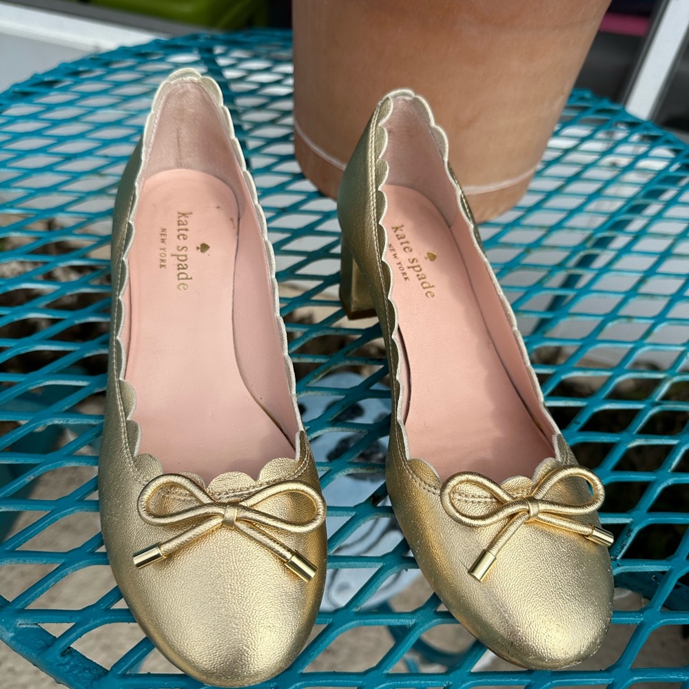 KATE SPADE GOLD PUMPS 6.5 EUC